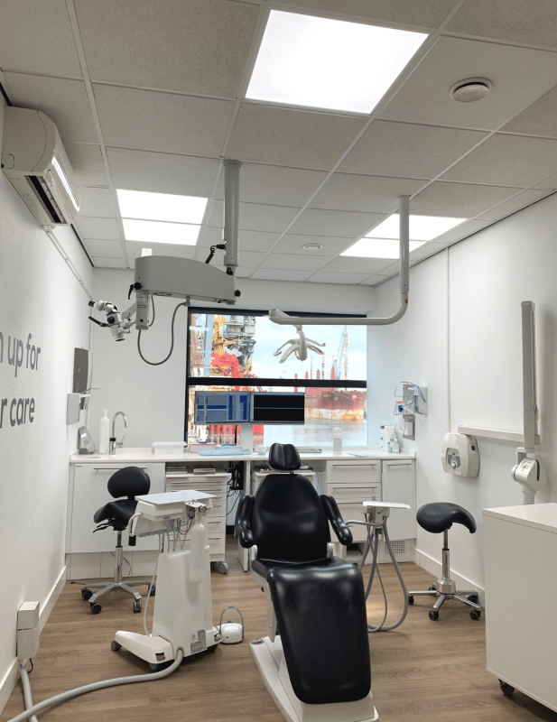 Zu einer erfolgreichen Zahnarztpraxis gehört, dass Ärzte und Praxisteam sich medizinisch auf aktuellem Wissensstand halten, um den Patienten eine bestmögliche Versorgung zu bieten. Gleiches gilt für die Praxisausstattung. Praxisräume und technische Ausstattung müssen ebenso auf Stand der Technik und nahe am modernen Stilgefühl bleiben wie das Personal. Eine wesentliche Rolle spielt dabei die Beleuchtung der Praxisräume.