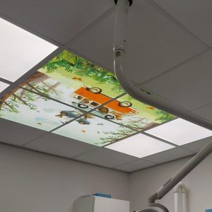 Dentled Leuchtende LED-Deckenbilder beim Zahnarzt im Praxis Behandlungraum