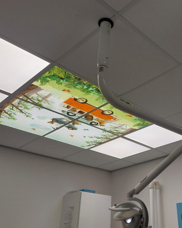 Dentled Leuchtende LED-Deckenbilder beim Zahnarzt im Praxis Behandlungraum