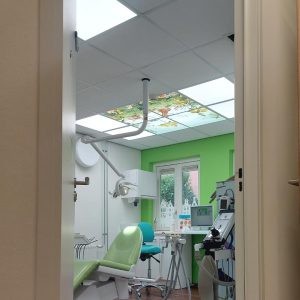 Leuchtende LED-Deckenbilder beim Zahnarzt