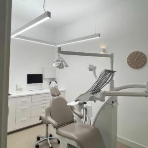 PHU U-form Vollspektrum-Tageslicht-LED-Leuchten schaffen ideale Arbeitsbedingungen für die Zahnarztpraxis