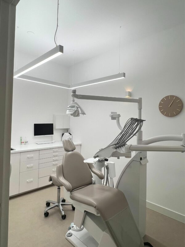 PHU U-form Vollspektrum-Tageslicht-LED-Leuchten schaffen ideale Arbeitsbedingungen für die Zahnarztpraxis