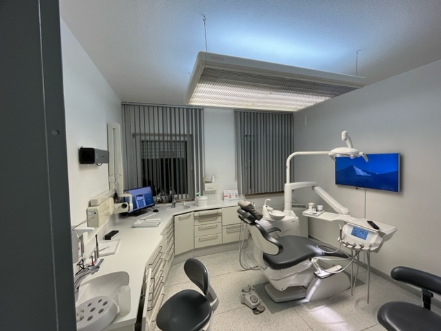 Vorher: Alte Leuchtstofflampe im zahnärztlichen Behandlungsraum.