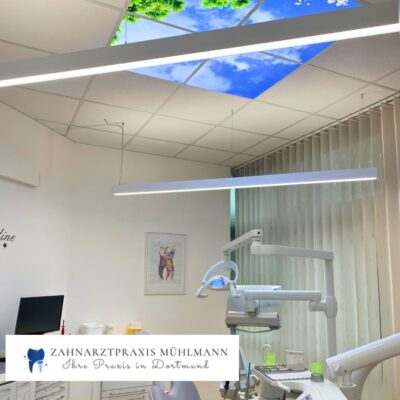 Behandlungsraum mit neuer DentLED LED-Beleuchtung in Kombination mit Foto-LED-Paneelen