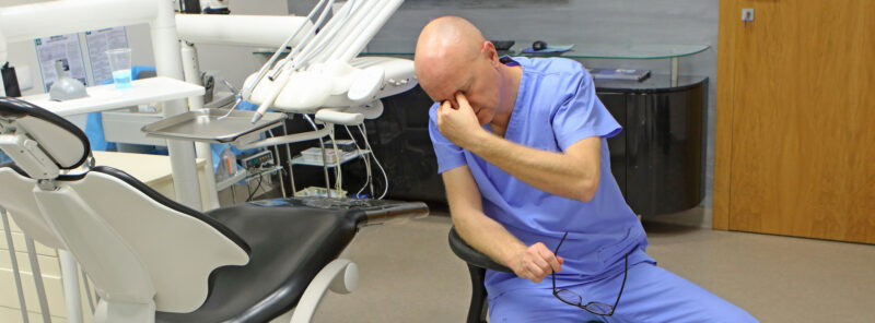 Zahnarzt in einem korrekt beleuchteten Behandlungsraum zur Reduzierung von Ermüdung