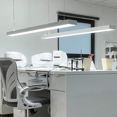 Die DentLed Dentallaborleuchte wurde speziell für den Einsatz im Dentallabor entwickelt.
