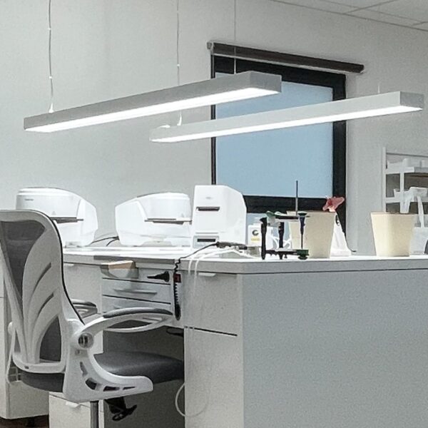 Die DentLed Dentallaborleuchte wurde speziell für den Einsatz im Dentallabor entwickelt.