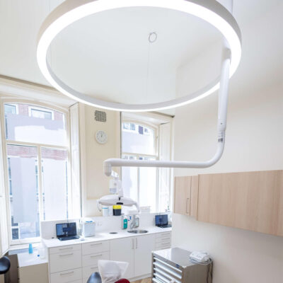 DentLed PVR150 Ringlampe im Behandlungsraum von Tandarts Wolvenstraat.