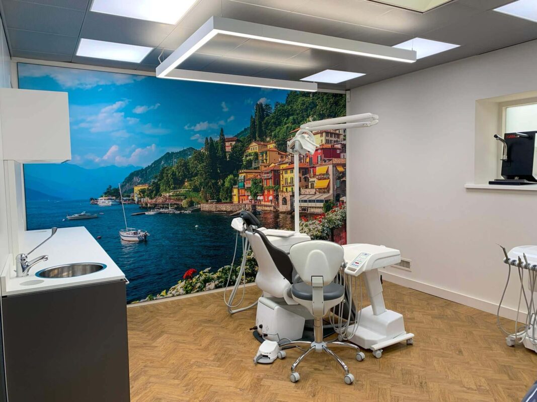 DentLed PHU Vollspektrum-LED-Leuchten im Croonen Dental Service Showroom ausgestellt