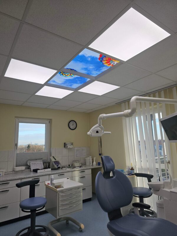 DentLed Pimpelmees hinterleuchtetes LED in der Zahnarztpraxis von Dr. Hangg.