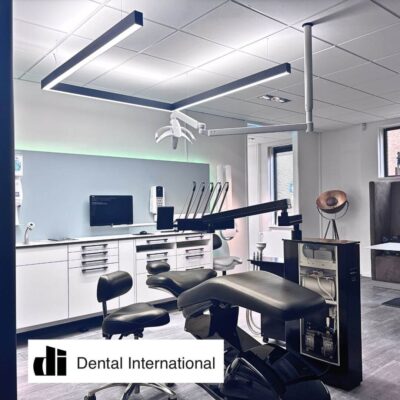 DentLed PHU in Schwarz im Showroom von Dental International.
