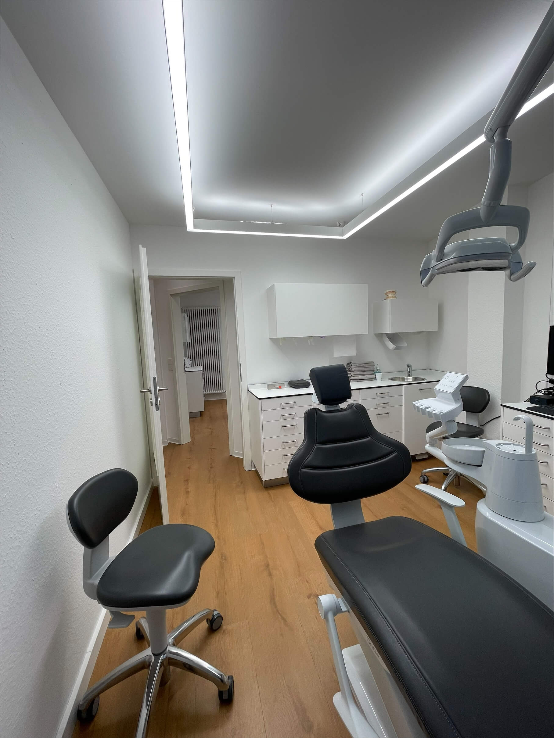 PHU LED-Beleuchtung in den Behandlungsräumen der Zahnarztpraxis Andreas Gornisch.