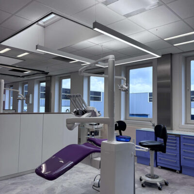 DentLed PHU LED-Leuchte im Plandent Showroom Utrecht.