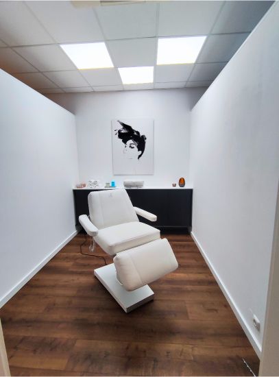 DL62 Dentled-Decken-Tageslichtsystem installiert für klare, schattenfreie Beleuchtung bei Brazilian Beauty by Ulysses im Ruhrgebiet Deutschlands