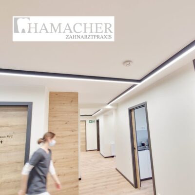Klinik-Lobby in Mönchengladbach mit DentLed-Tageslichtbeleuchtung, installiert von Yannick Hamacher.