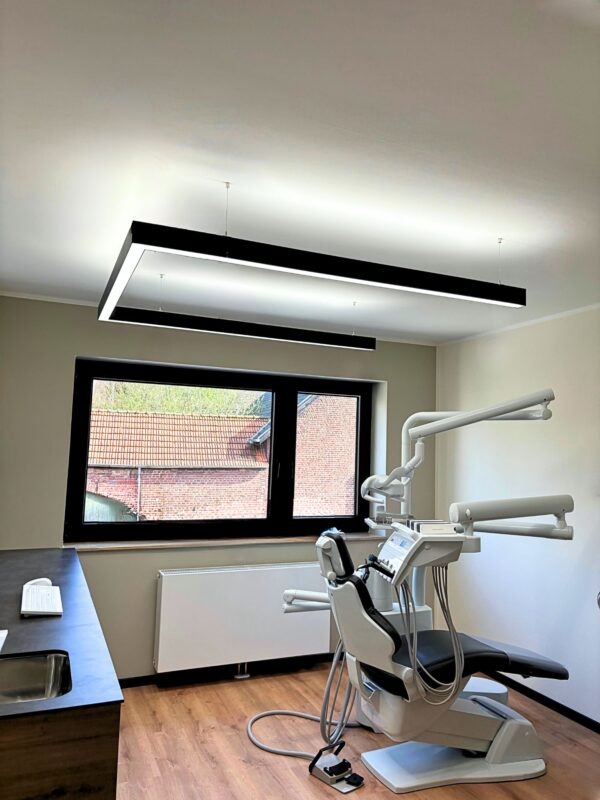 Klinik-Lobby in Mönchengladbach mit DentLed-Tageslichtbeleuchtung, installiert von Yannick Hamacher.