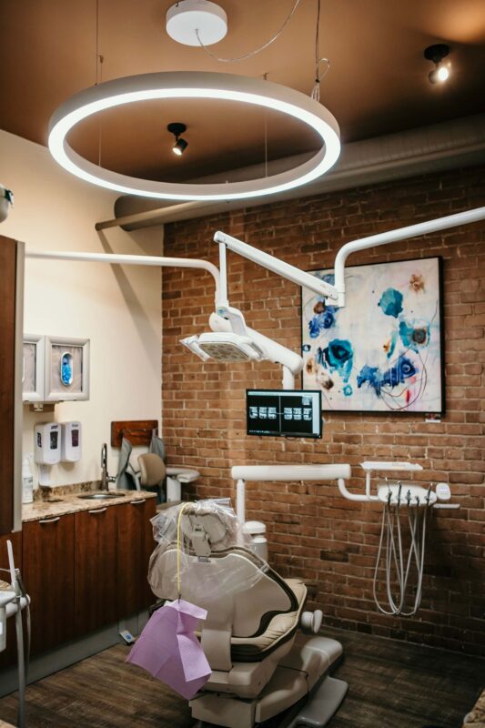 Vollspektrum-Praxisbeleuchtung bei Front Street Dental, Kanada