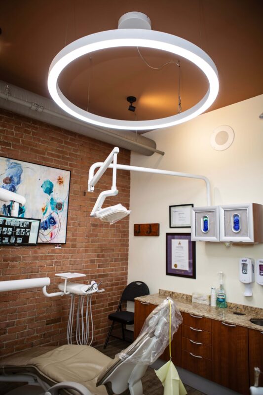 Vollspektrum-Zahnbeleuchtung bei Front Street Dental, Kanada