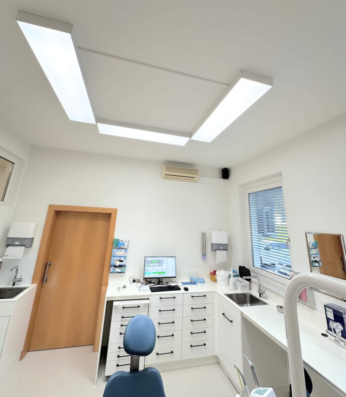 Die Zahnarztpraxis Suppan-Reichmann ersetzte ihre Leuchtstofflampen durch DentLed DL120-Tageslichtpaneele. Zimmer 2.