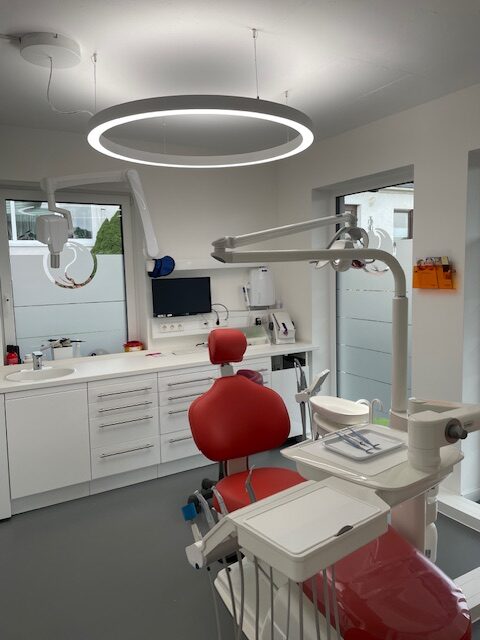 Moderne Zahnarztbeleuchtung mit PVR 120 Ringlichtern in der Praxis von Dr. Alexa Becker