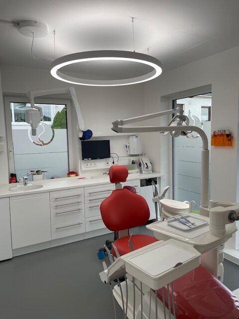 Klinikbeleuchtungsinstallation mit DentLed PVR 120 Dentalringlichtern in Blankenheim