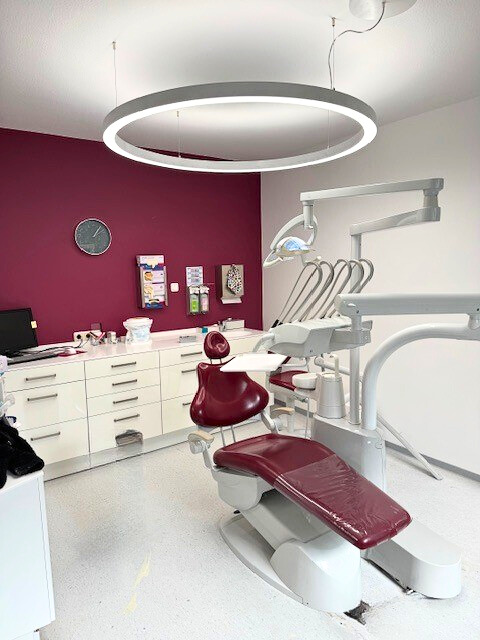 Vollspektrum-LED-Beleuchtung von Dentled verbessert die Sicht in der Zahnarztpraxis Dr. Schmidt & Dr. Düsterhus in Dinslaken.