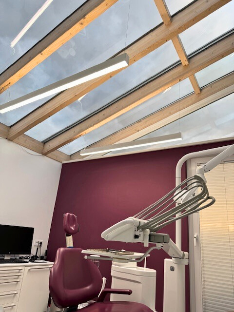 Zahnarztpraxis Dr. Schmidt & Dr. Düsterhus in Dinslaken mit Dentled Vollspektrum-Tageslicht-LED-Beleuchtung, ausgestattet mit PVR150 Ringlichtern und PHL Lichtlinien.