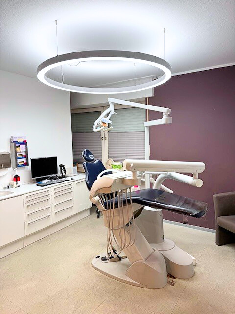 Ergonomische Dentalbeleuchtung in Dinslaken mit Dentled PVR150 Ringlichtern und PHL Lichtlinien für eine gleichmäßige Ausleuchtung.