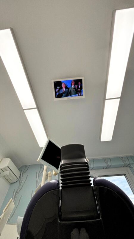 Professionelle Dentalbeleuchtung mit Dentled DL120 Paneelen in der Praxis von Dr. Kröncke in Minden.