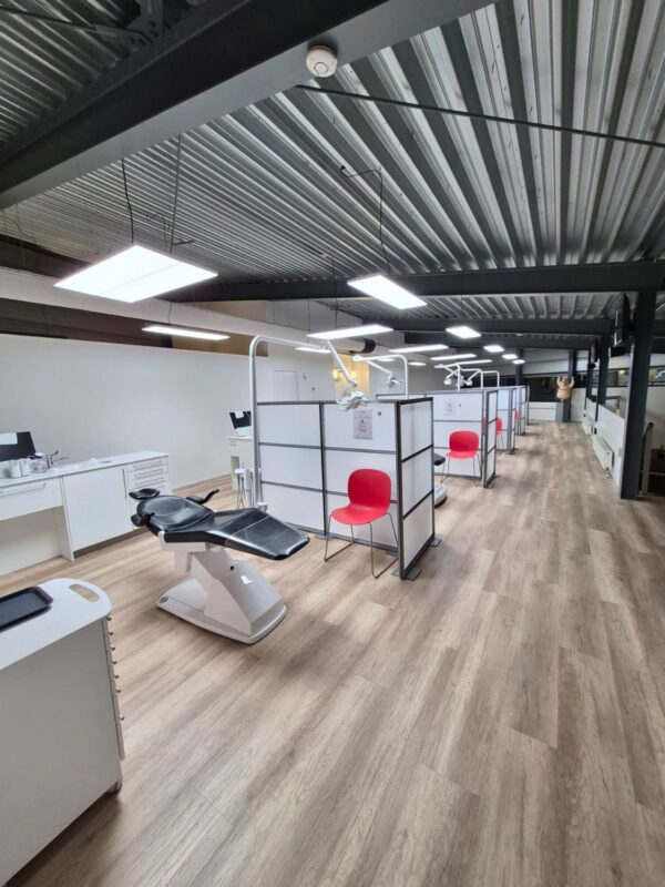 Hochfrequente Vollspektrum-Tageslicht-LED-Paneele bei Orthodontie Amersfoort installiert, erhöhen die Beleuchtungsstärke auf 2000 Lux, ohne die Aushärtung von Kompositmaterialien zu beeinträchtigen.