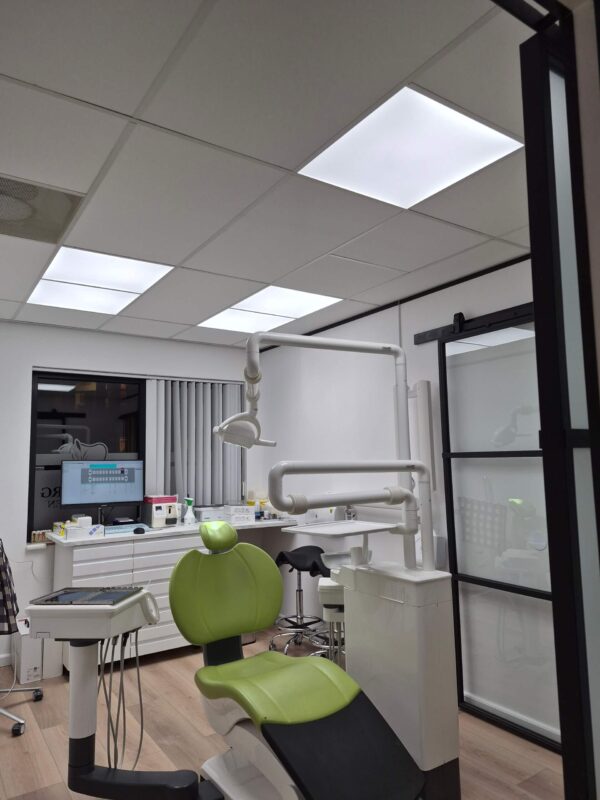 Die Beleuchtung der Zahnarztpraxis wurde auf DentLED-Tageslichtleuchten umgerüstet, um eine bessere Farbanpassung und geringere visuelle Ermüdung zu gewährleisten.