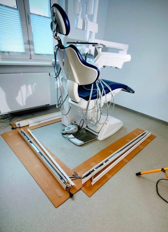 Dentled PHU Vollspektrum-Tageslicht-LED-Leuchten in einem modernisierten Behandlungsraum der Zahnarztpraxis Dipl. Stom. Claudia Kurbad installiert.