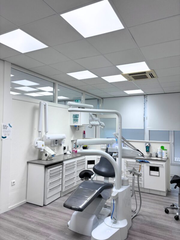 Moderne Behandlungsräume in der Zahnarztpraxis De Oude Vest in Middelburg, ausgestattet mit DentLED DL60 Vollspektrum-Tageslicht-LED-Panels für optimale Patientenversorgung und höchsten Komfort für das Praxisteam.