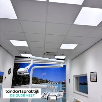Die Zahnarztpraxis De Oude Vest in Middelburg hat ihre Behandlungsräume und klinischen Bereiche mit DentLED DL60 Vollspektrum-Tageslicht-LED-Panels aufgerüstet, um natürliches, ergonomisches und augenfreundliches Licht zu gewährleisten.