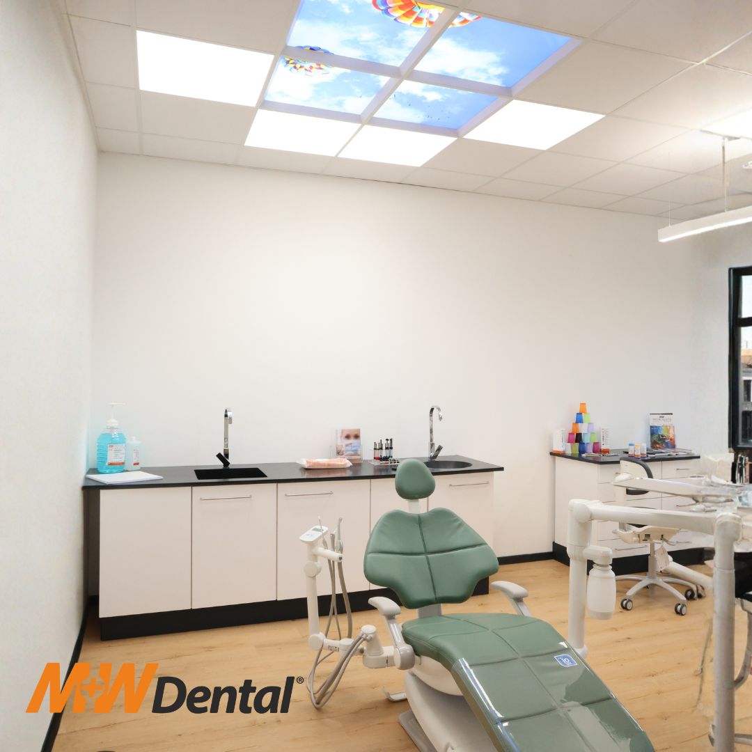 Renovierter M+W Dental Showroom in Büdingen mit A-dec-Behandlungseinheiten, beleuchtet durch vollspektrale Tageslicht-LED-Panels und Leuchten von Dentled.