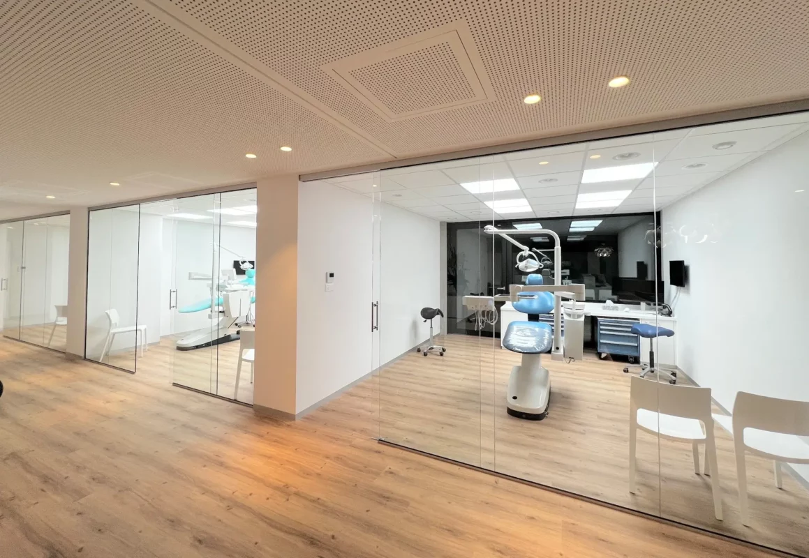 Kieferorthopädischer Behandlungsraum in Zürich, gestaltet mit Vollspektrum-Tageslichtbeleuchtung zur verbesserten Ergonomie.