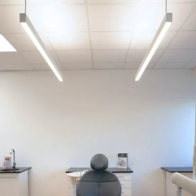 Renovierter M+W Dental Showroom in Büdingen mit A-dec-Behandlungseinheiten, beleuchtet durch vollspektrale Tageslicht-LED-Panels und Leuchten von Dentled.