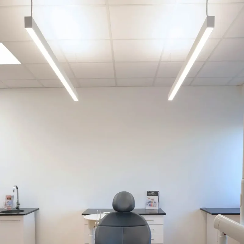 Renovierter M+W Dental Showroom in Büdingen mit A-dec-Behandlungseinheiten, beleuchtet durch vollspektrale Tageslicht-LED-Panels und Leuchten von Dentled.