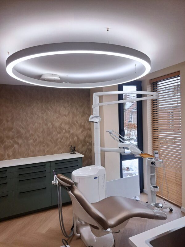 Die moderne, häusliche Zahnarztpraxis von Suzanne Hofman, beleuchtet mit der DentLED PVR150 Vollspektrum-Tageslichtbeleuchtung.