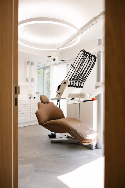Ergonomischer Dentalarbeitsplatz in der zweiten Praxis der Pearl Dental Group von Croonen Dental mit XO CARE Behandlungseinheiten und DentLED PVR150 Tageslichtbeleuchtung.
