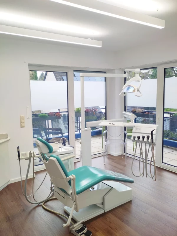 PHL18 bidirektionale 5000K-Beleuchtung zur Verbesserung der Ergonomie in der Zahnarztpraxis Rathke, Brühl.