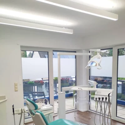 PHL18 5000K Vollspektrum-Zahnbeleuchtung in der Zahnarztpraxis Rathke in Brühl.