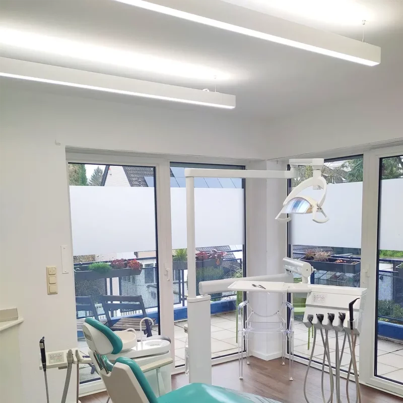 PHL18 5000K Vollspektrum-Zahnbeleuchtung in der Zahnarztpraxis Rathke in Brühl.