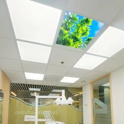DentLED DL60 Full-Spectrum-LED-Panels in der Behandlungszimmer der Zahnarztpraxis De Tandenstudio installiert, kombiniert mit beruhigenden LED-Deckenfoto-Panels für den Komfort der Patienten.