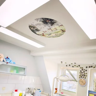 DL120 Vollspektrum-Tageslicht-LED-Panels in drei Behandlungsräumen der Zahnarztpraxis Wendland bei Dr. Christina Berger installiert, mit 5000K natürlichem Arbeitslicht und beruhigenden Deckenmotiven über dem Behandlungsstuhl.