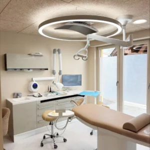 Behandlungsraum der Zahnarztpraxis Dr. Dominguez ausgestattet mit der Dentled PVR150 Vollspektrum-LED-Ringleuchte für präzise Farbwiedergabe.