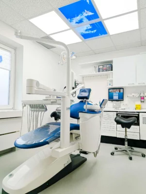 Entspannte Behandlungsumgebung in der Zahnarztpraxis Dr. Grünewald mit beruhigenden Deckenmotiven und DL62 Vollspektrum-LED-Beleuchtung.