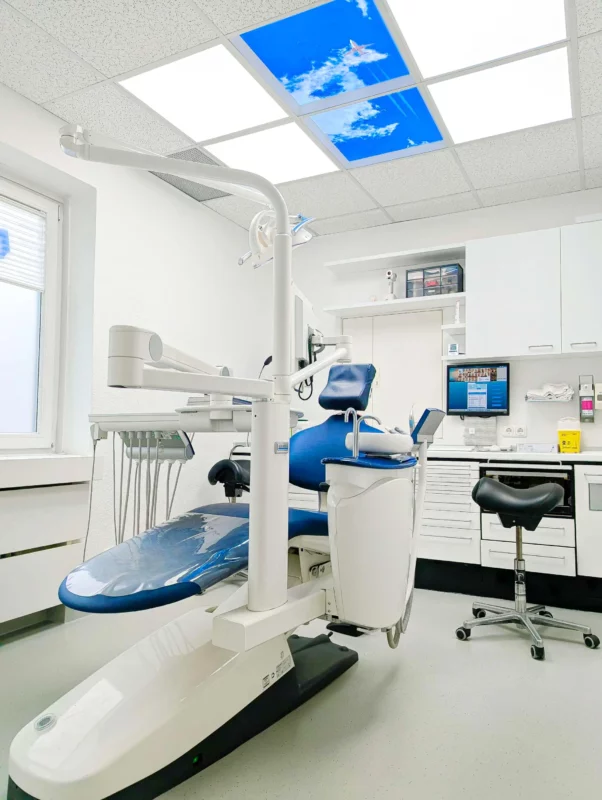 Entspannte Behandlungsumgebung in der Zahnarztpraxis Dr. Grünewald mit beruhigenden Deckenmotiven und DL62 Vollspektrum-LED-Beleuchtung.