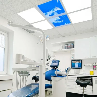 Modernisierter Behandlungsraum in der Zahnarztpraxis Dr. Grünewald mit Dentled Fotodecken, beruhigenden Naturmotiven und DL62 Tageslicht-LED-Beleuchtung.