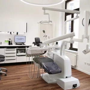 Dentled PVR150 Ringleuchten installiert in der Zahnarztpraxis von Dr. Krafft in Leipzig für schattenfreie klinische Beleuchtung